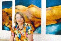 Anne Ludwig vor ihrem Tryptichon